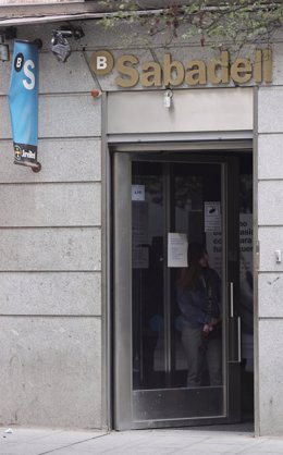 La entrada de una sucursal de Banco Sabadell.
