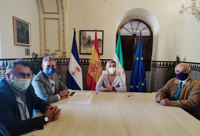La alcaldesa de Alcalá de Guadaíra (Sevilla), Ana Isabel Jiménez, ha suscrito este lunes el convenio con la Hermandad de Jesús.