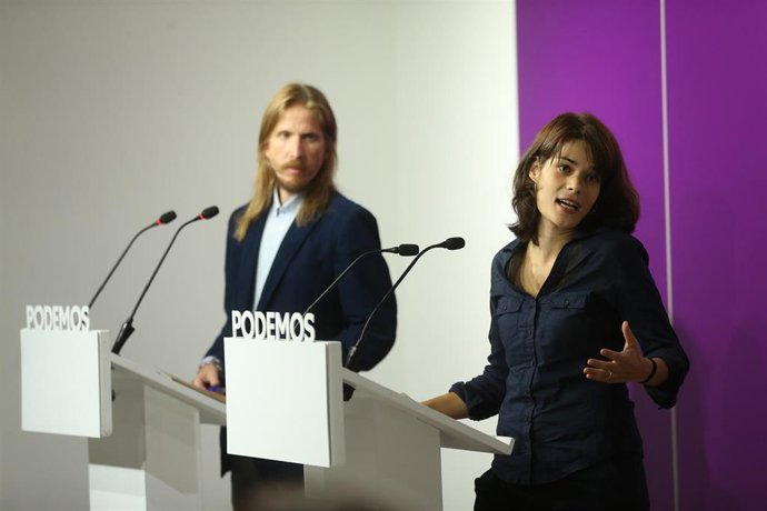 Los portavoces de Podemos Isa Serra y Pablo Fernández intervienen en una rueda de prensa en la sede de Podemos, a 20 de septiembre de 2021, en Madrid, (España). 