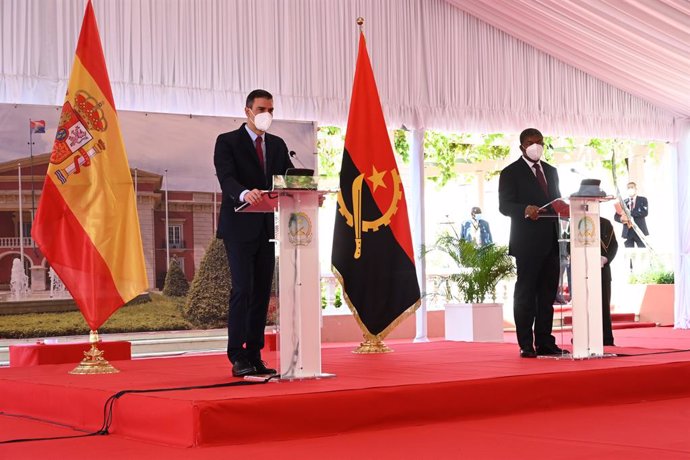 Archivo - El presidente del Gobierno, Pedro Sánchez, y su homólogo de Angola, Joao Loureno, durante la visita de este a Luanda
