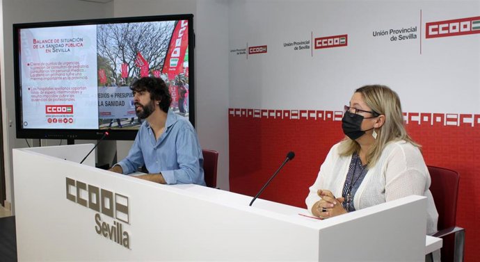 El secretario general de CCOO de Sevilla, Carlos Aristu, y la secretaria general del Sindicato Provincial de Sanidad y Sectores Sociosanitarios de CCOO de Sevilla, María José Wanceulen