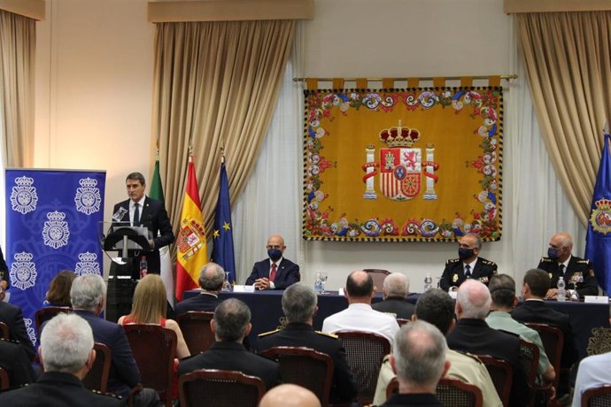 El delegado del Gobierno en Andalucía en la toma de posesión del nuevo comisario provincial de Málaga.