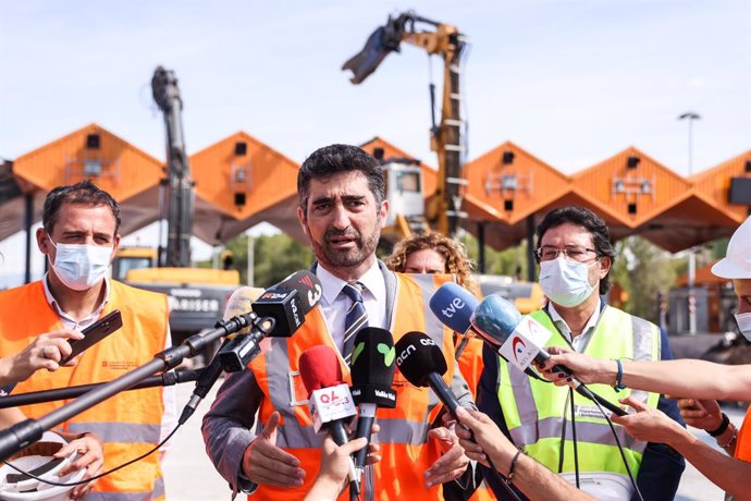 El vicepresident del Govern, Jordi Puigneró, durant la seva visita a les obres de desmantellament del peatge de la C-33 a Mollet del Valls (Barcelona)