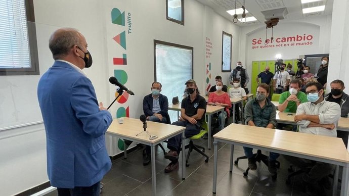 El diputado de Provincia Digital, Santos Jorna, inaugura en Trujillo (Cáceres) el Circular FAB, un sitio donde buscar nuevas formas de empleo a través de la innovación