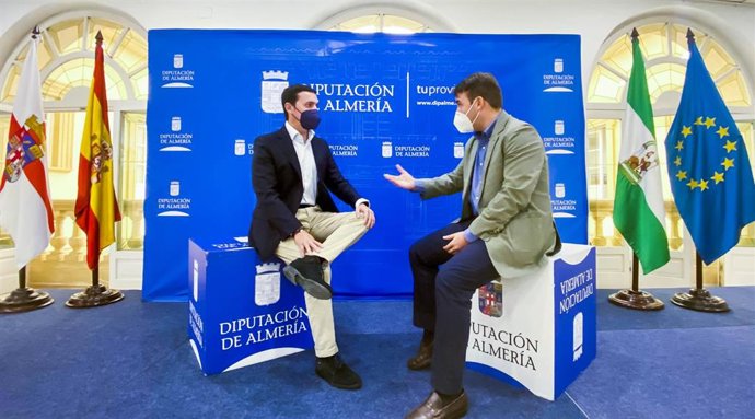 El presidente de la Diputación de Almería, Javier Aureliano García, junto al diputado provincial de Turismo, Fernando Giménez.