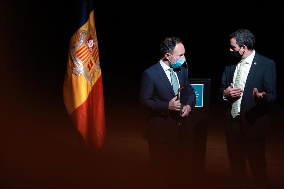 El jefe del Gobierno andorrano, Xavier Espot, y el ceo de Grifols, Víctor Grífols Deu
