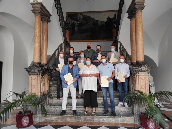 La vicepresidenta del Patronato Provincial de Turismo, Dolores Amo (centro), junto a los responsables de mancomunidades y GDR.