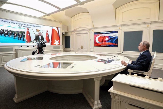 Archivo - HANDOUT - 10 March 2021, Russia, Moscow: Russian President Vladimir Putin (R) speaks with Turkish President Recep Tayyip Erdogan via videoconference during which they remotely inaugurate the construction of a third nuclear reactor of the Akkuy