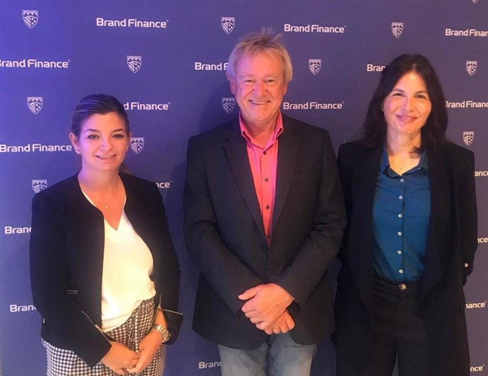 La directora gerente de Brand Finance España, Teresa de Lemus; el consejero delegado de la firma, David Haigh, y la directora de Valoración para España y Latinoamérica, Pilar Alonso.