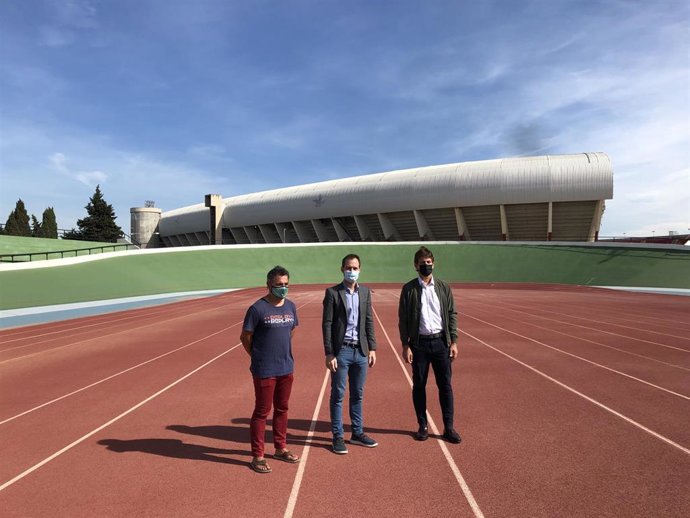 El regidor de Deportes, Francisco Ducrós, acompañado del presidente de la Federación de Atletismo de Baleares, Biel Gili, y del presidente de la Federación de Ciclismo, Fernando Gilet, en el Velódromo de Son Moix.