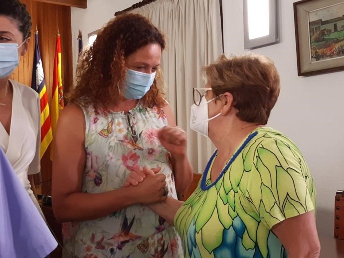 La presidenta del Consell de Mallorca, Catalina Cladera, durante su visita a las asociaciones de personas mayores en Son Servera.