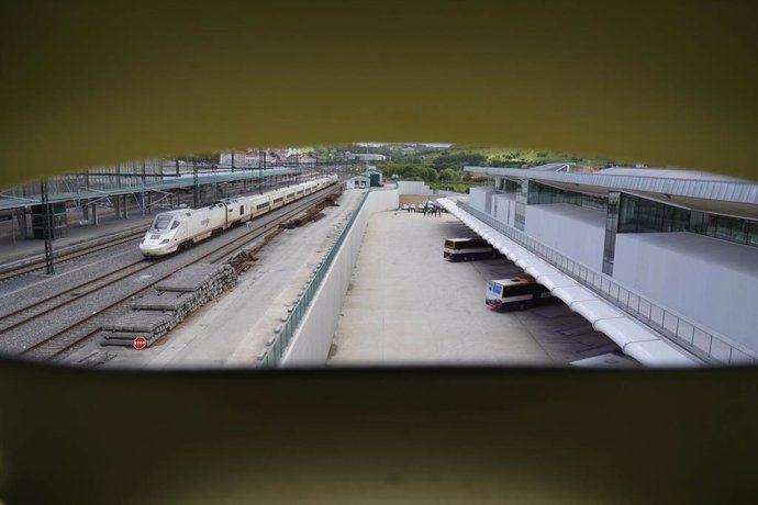 Archivo - La llegada de un tren, desde el interior de la nueva estación intermodal de Santiago de Compostela, a 22 de abril de 2021, en Santiago de Compostela, Galicia (España). 