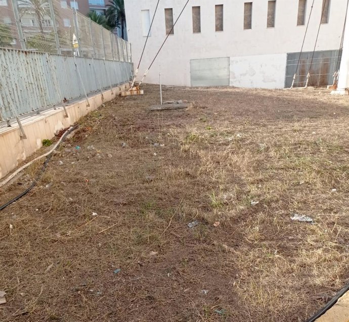 Limpieza en el edificio de la antigua Escuela Náutica de Cádiz