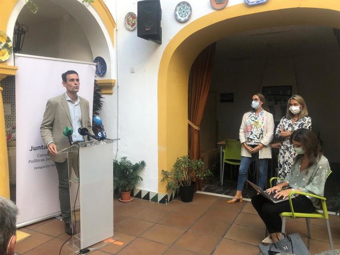 El delegado territorial de Igualdad, Políticas Sociales y Conciliación de la Junta de Andalucía en Córdoba, Antonio López, en rueda de prensa.
