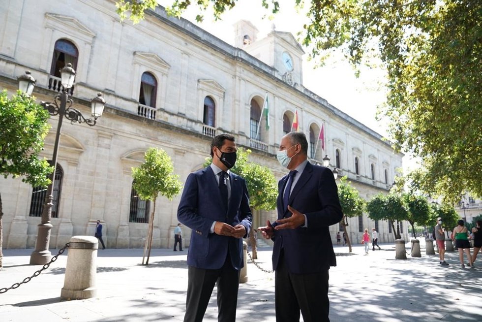 Juanma Moreno (i.) y José Luis Sanz, este lunes en el centro de Sevilla