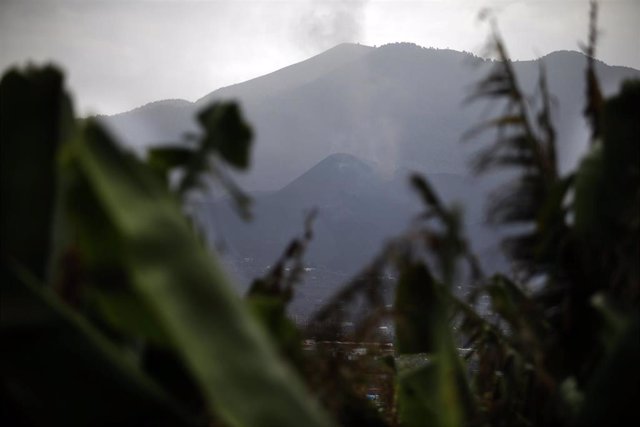 El volcán de Cumbre Vieja en La Palma emite fumarolas de humo, a 27 de septiembre en Las Manchas, La Palma, Santa Cruz de Tenerife, Canarias (España).