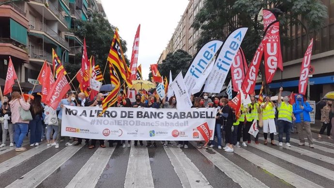 Concentració dels treballadors de Banc Sabadell a Sabadell per protestar per l'ERO