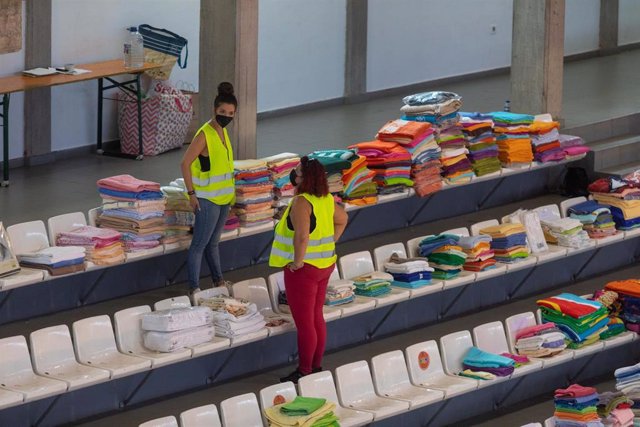 Dos mujeres trabajan en el Polideportivo Severo Rodríguez, donde se almacenan donaciones para los afectados por la erupción del volcán de ‘Cumbre VIeja