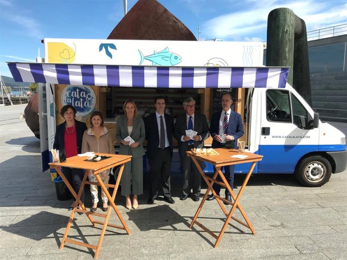 La directora xeral de Pesca, Acuicultura e Innovación Tecnolóxica y la delegada territorial de la Xunta en Vigo durante el acto
