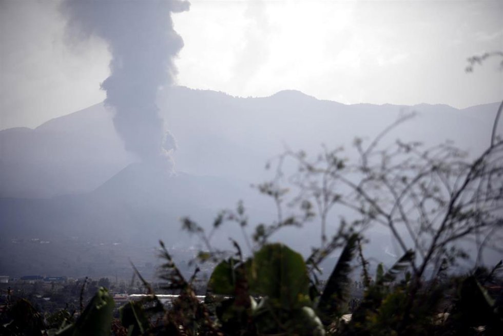 El volcán de Cumbre Vieja en La Palma emite fumarolas de humo, a 27 de septiembre en Las Manchas, La Palma