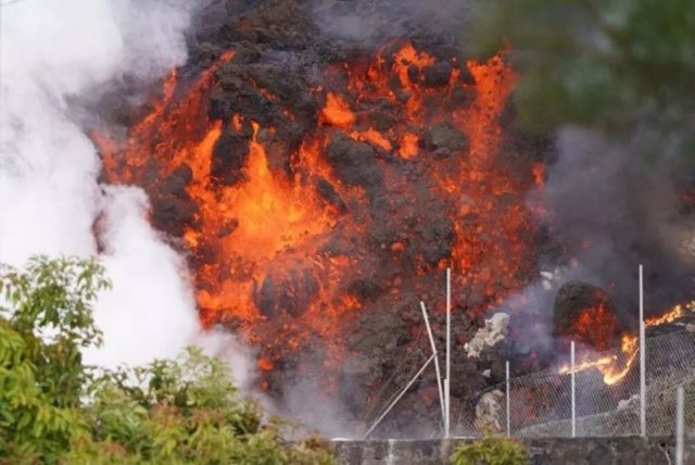 La erupción del volcán de La Palma a su paso por un inmueble