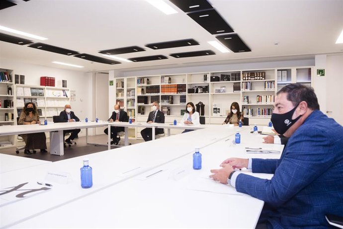 El Lehendakari, Iñigo Urkullu, preside el consejo de dirección Gogora, junto a la consejera de Igualdad, Justicia y Políticas Sociales y vicepresidenta del Consejo, Beatriz Artolazabal, y la directora de Gogora, Aintzane Ezenarro.
