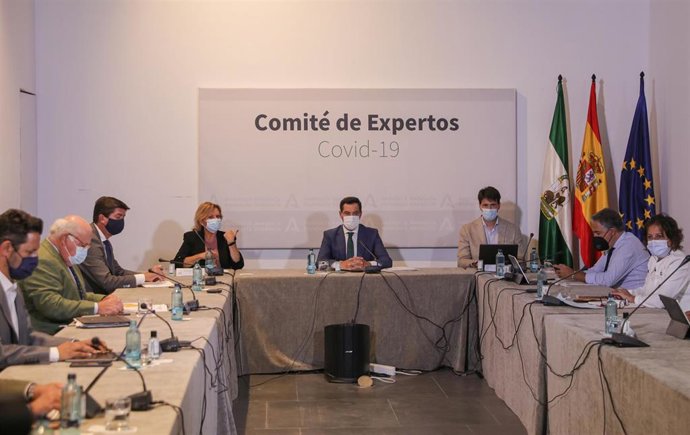 El presidente de la Junta de Andalucía, Juanma Moreno, al frente de la reunión del comité de expertos 