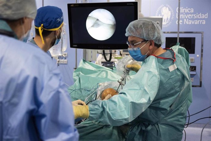 Archivo - La Clínica Universidad de Navarra realiza una cirugía de rodilla que logra modificar el grado de corrección