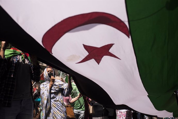 Archivo - La bandera de la República Árabe Saharaui Democrática, durante una manifestación por la libertad del Pueblo Saharaui, en la Gran Vía, a 19 de junio de 2021, en Madrid (España). La protesta comenzará en la Plaza de España y llegará hasta la Pue