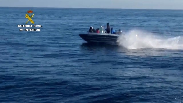 Archivo - Una patera captada por la Guardia Civil
