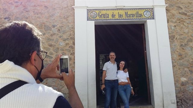 Turistas disfrutan de la Gruta de las Maravillas en Aracena (Huelva).