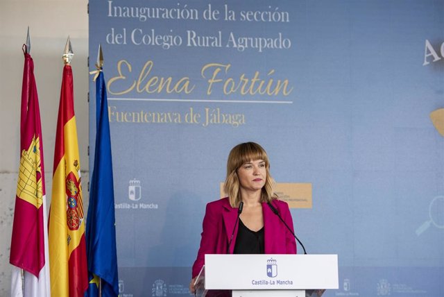 La ministra de Educación y Formación Profesional, Pilar Alegría, en una rueda de prensa este 27 de septiembre de 2021, en Fuentenava de Jábaga (Cuenca)