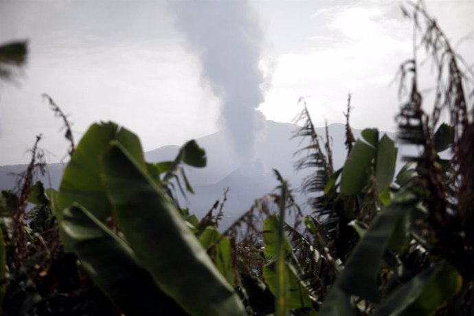 El volcán de Cumbre Vieja en La Palma emite fumarolas de humo, a 27 de septiembre en Las Manchas, La Palma, Santa Cruz de Tenerife, Canarias (España).