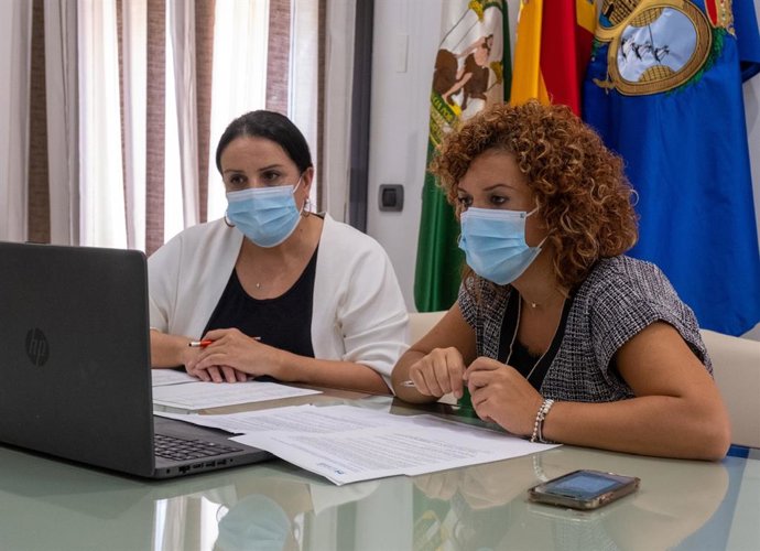 La presidenta de la Diputación de Huelva, María Eugenia Limón, junto a Rocío Espinosa.