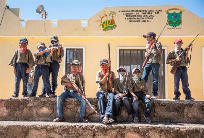 Un grupo de niños armados en un municipio de Guerrero.