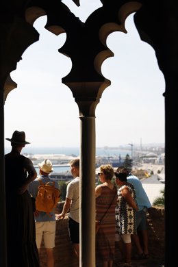 Varios turistas pasean por la Alcazaba de Málaga en el día internacional del turismo que hoy se celebra con todos los museos y monumentos abiertos gratuitamente a 27 de septiembre 2021 en Málaga (Andalucía, España) . Como cada año, este 27 de septiembre