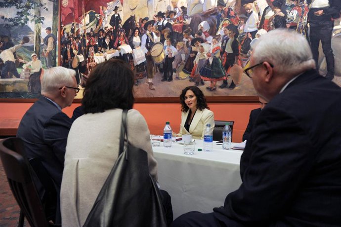 La presidenta de la Comunidad de Madrid, Isabel Díaz Ayuso, durante una reunión en la sede de la Hispanic Society, donde se ha reunido con sus representantes, a 27 de septiembre de 2021, en Nueva York (EEUU). 