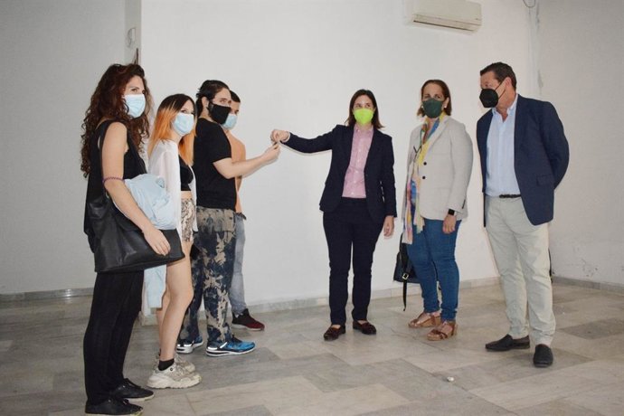 La delegada de Fomento, Infraestructuras y Ordenación del Territorio, Cristina Casanueva (centro), en la entrega del local.