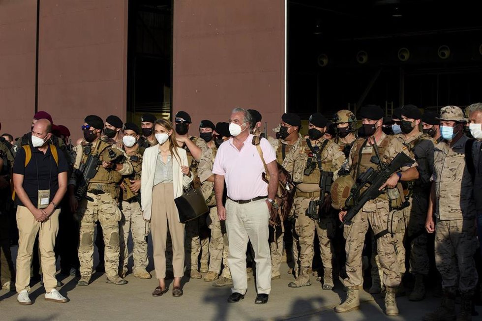 Archivo - El embajador de España en Afganistán, Gabriel Ferrán, junto a su segunda, Paula Sánchez, y militares que participaron en el operativo de evacuación de Afganistán a su llegada a la base de Torrejón de Ardoz