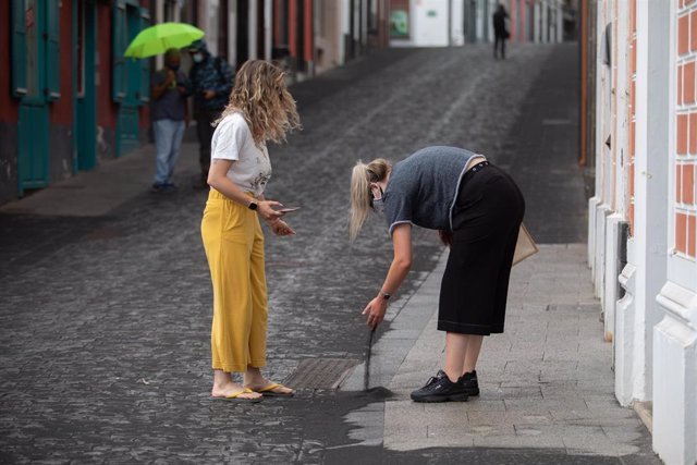 Una lluvia de cenizas cae sobre Santa Cruz de La Palma