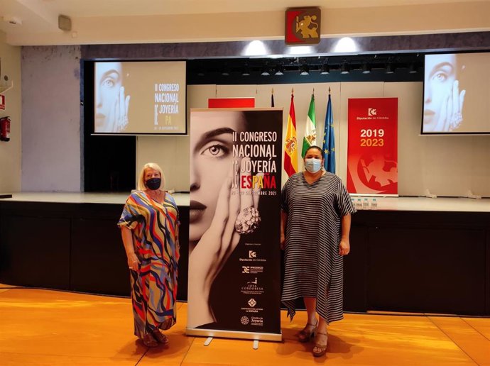 Archivo - La presidenta de Iprodeco, Dolores Amo (dcha.), acompañada por la presidenta de la Asociación de Joyeros, Plateros y Relojeros de Córdoba, Milagrosa Gómez, en la presentación del II Congreso Nacional de Joyería.