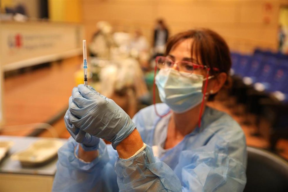 Archivo - Una sanitaria prepara una vacuna contra el coronavirus, en el dispositivo puesto en marcha en las instalaciones del Hospital General Universitario Gregorio Marañón