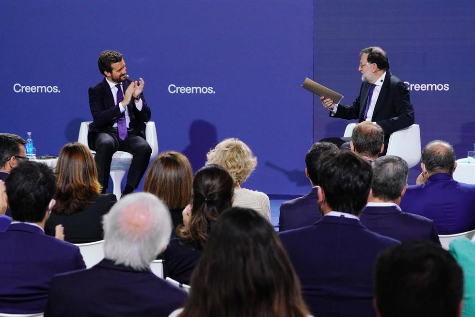 El líder del PP, Pablo Casado (i), y el expresidente Rajoy, intervienen en la Convención Nacional del PP celebrada en Santiago de Compostela, a 27 de septiembre de 2021, en Santiago de Compostela, Galicia, (España). Bajo el lema 'Creemos', el PP abre su