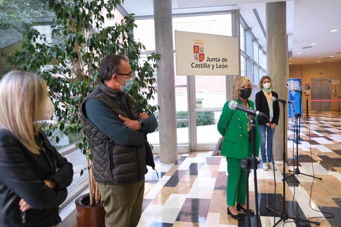 La consejera de Sanidad, Verónica Casado, (de traje verde en el centro) atiende a los medios de comunicación tras reunirse con diez sociedades científicas.