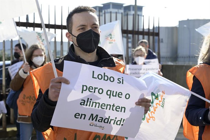Archivo - Convocados por el sindicato Unións Agrarias, varios ganaderos se concentran con pancartas ante la Delegación del Gobierno en A Coruña, Galicia (España), a 9 de marzo de 2021. La concentración se produce para exigir al Ministerio para la Transi