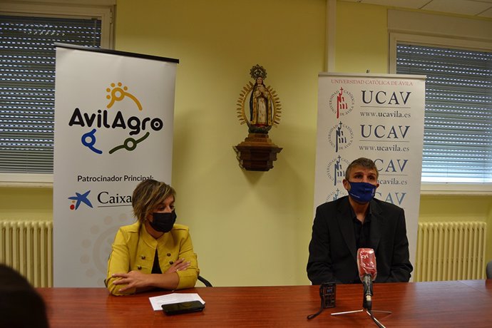 Firma de un convenio entre la gerente Avilagro, Lorena Martín, y el director de Ávila Business School de la UCAV, Ricardo Reier.