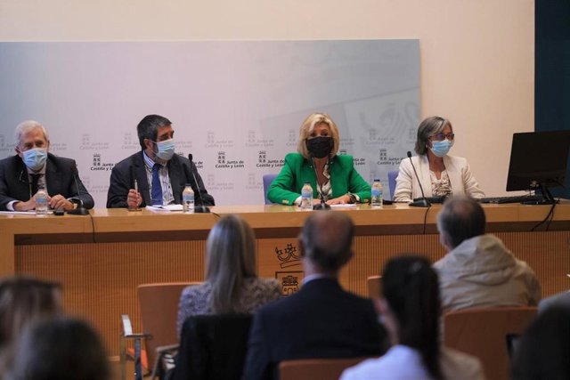 La consejera de Sanidad, Verónica Casado, (segunda por la izquierda en la mesa) en la reunión de su departamento con sociedades científicas de la Comunidad.