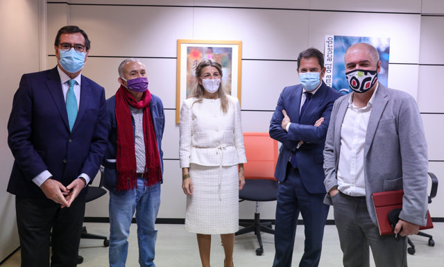 (I-D) El presidente de CEOE, el líder de UGT; la ministra de Trabajo; el presidente de Cepyme; y el líder de CCOO, posan durante el acto de firma del VI Acuerdo de Solución Autónoma de Conflictos Laborales 
