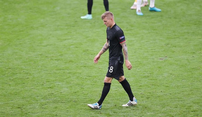 Archivo - Toni Kroos abandona el terreno de juego tras la eliminación de Alemania ante Inglaterra en la EURO 2020
