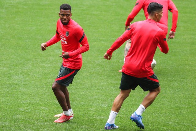 Thomas Lemar and Luis Suarez warm up during training session before the UEFA Champions League football match against Porto at Wanda Metropolitano stadium on september 14, 2021, in Madrid, Spain.